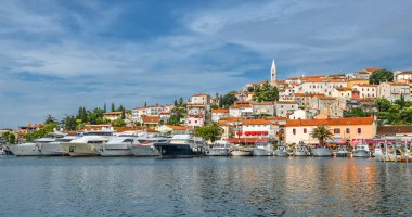 Vrsar, Hırvatistan - 22 Mayıs 2018: Kıyı kasaba, Rovinj, Istria, Hırvatistan. Rovinj - güzel antik kent, yatlar ve Adriyatik Denizi.
