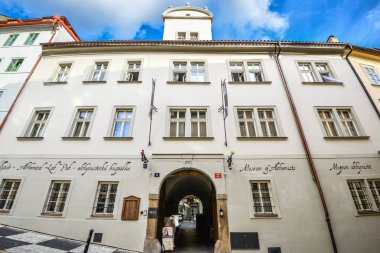 Prague, Çek Cumhuriyeti - 8 Ekim 2017: Simyacılar Müzesi ve büyücüler, eski Prag Jansky'nin Vrsek street, Mala Strana, Prague, Çek Cumhuriyeti.