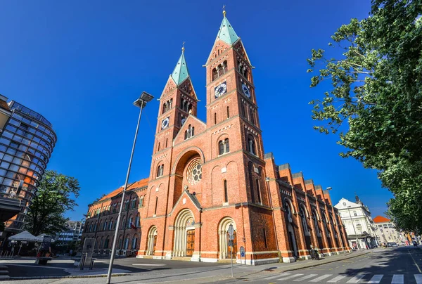 Maribor, Slovenya - 22 Mayıs 2018: Fransisken kilisesi St Mary merhametin Maribor, Slovenya anası. Maribor şehir merkezi. 