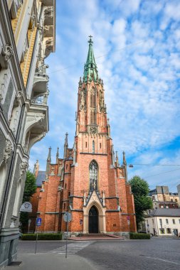 Riga, Letonya - 22 Ağustos 2017: Antik Saint Gertrude eski Kilisesi ve parlak mavi gökyüzü, Riga Letonya görünümü. St. Gertrude eski Kilisesi 