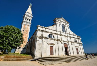 Rovinj, Hırvatistan - 22 Mayıs 2018: St Euphemia'nın Bazilikası, Rovinj, Hırvatistan. n eski kilise çan kulesi ile.