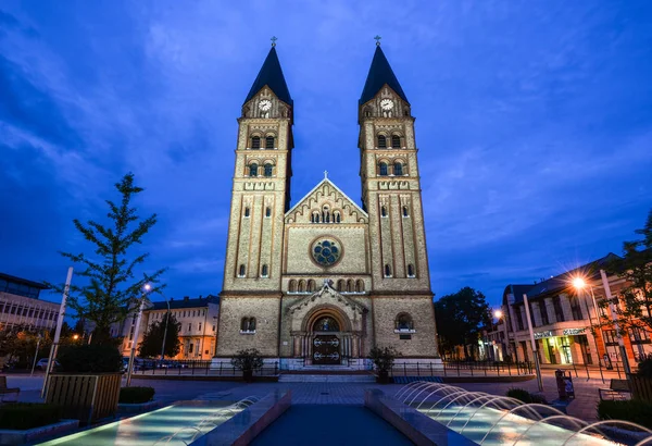 Vista Nocturna Iglesia Católica Romana Nyiregyhza Con Fuente Recién Construida — Foto de Stock