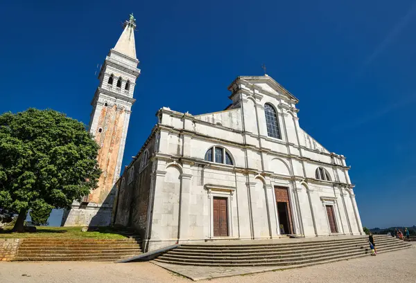 Rovinj, Hırvatistan - 22 Mayıs 2018: St Euphemia'nın Bazilikası, Rovinj, Hırvatistan. n eski kilise çan kulesi ile.