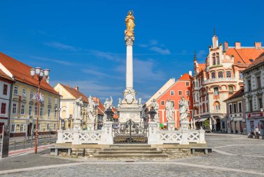 Maribor, Slovenya - 22 Mayıs 2018: Ana kare bina ve veba sütunu Maribor şehir, Slovenya, Avrupa'nın. Tarihsel dini heykel ve Slovenya'da Barok sanatının en iyi örneklerinden birini