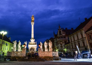 Maribor, Slovenya - 22 Mayıs 2018: Gece görünümü ana kare bina ve veba sütunu Maribor şehir, Slovenya, Avrupa'nın üzerinde. Tarihsel dini heykel Maribor, Slovenya 