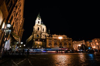 Prag, Çek Cumhuriyeti - 11 Ekim 2017: Gece üzerinde Antik Aziz Nikolaos Kilisesi Barok kilise Lesser Town, Prague, Çek Cumhuriyeti için görünümdür