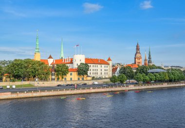 Riga, Letonya - 23 Ağustos 2017: Old town Riga, St Peter's kilise kule ve Daugava Nehri, Letonya, güzel sabah erken cityscape. Eski şehir merkezi ve güzel nehir, Riga Panoraması.