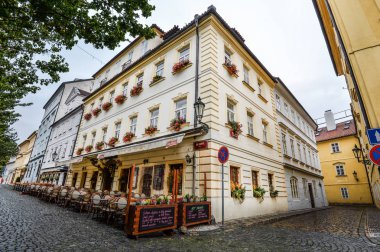 Riga, Letonya - 23 Ağustos 2017: Riga mimarisi. Eski renkli binalar ve Riga, Letonya sokak kafeleri güzel manzara. Yaz Riga Şehir Merkezi.