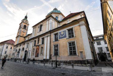 Ljubljana, Slovenya - 20 Mayıs 2018: Ljubljana Katedrali veya St. Nicholas Kilisesi standları Cyril ve Methodius Meydanı, Ljubljana, Slovenya
