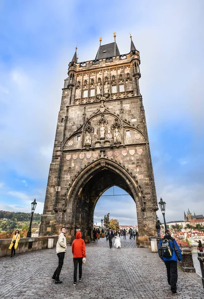 Praga República Checa Octubre 2017 Turistas Cerca Entrada Antiguo Puente —  Fotos de Stock