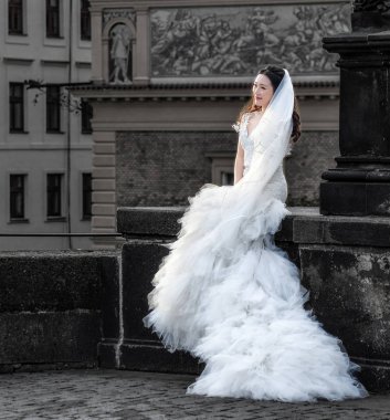 Prague, Çek Cumhuriyeti - 9 Ekim 2017: güzel gelin ve Charles Bridge, Prague, Çek Cumhuriyeti