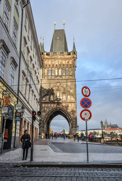 プラハ チェコ共和国 2017 プラハ チェコ共和国に位置する ストラナ橋のタワー 塔はカレル橋からマラー ストラナへの入り口として機能します — ストック写真