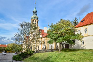 Prag, Çek Cumhuriyeti - 12 Ekim 2017: Prague Loreto dikkate değer bir barok tarihi anıt, hac geçmiş büyüleyici bir yer olduğunu.