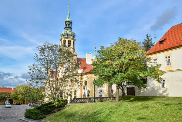 Prag, Çek Cumhuriyeti - 12 Ekim 2017: Prague Loreto dikkate değer bir barok tarihi anıt, hac geçmiş büyüleyici bir yer olduğunu.