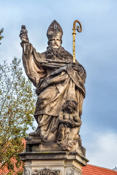 捷克布拉格 2017年10月8日 捷克共和国 布拉格 查尔斯大桥圣奥古斯丁雕像 — 图库照片