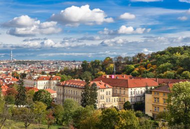 Prague, Çek Cumhuriyeti - 10 Ekim 2017: parlak ve güzel sonbahar manzarası Prag Kalesi, eski kasaba ve şehir merkezi eski kırmızı çatılar ve dramatik gökyüzü, Prague, Çek Cumhuriyeti