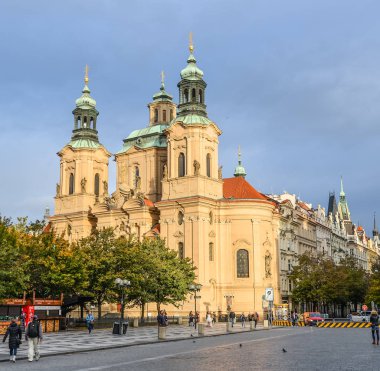 Prague, Çek Cumhuriyeti - 11 Ekim 2017: tam olarak eski Aziz Nikolaos Kilisesi görünümdür Barok kilise Lesser Town, Prague, Çek Cumhuriyeti için