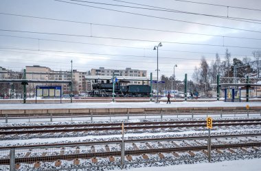 Kerava, Finlandiya - 10 Şubat 2018: Kış, Tren İstasyonu, Kerava, Finlandiya. Raylar.