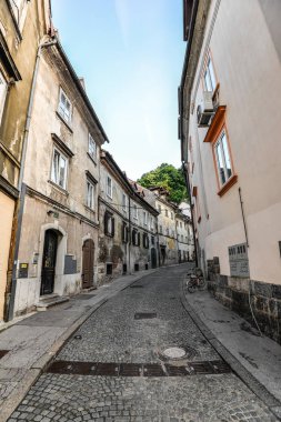Ljubljana, Slovenya - 20 Mayıs 2018: Ljubljana cityscape. Ljubljana, Slovenya eski şehir. Bina cephe ve dar sokak.