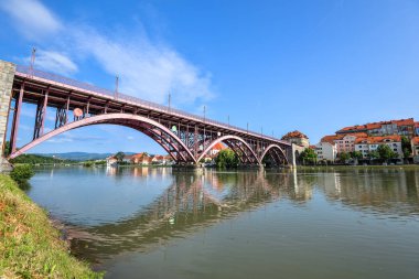 Maribor, Slovenya - 20 Mayıs 2018: Drava Nehri'ne gökyüzü yansıma ve köprü. Ana köprünün Drava Nehri'nin Maribor, Slovenya