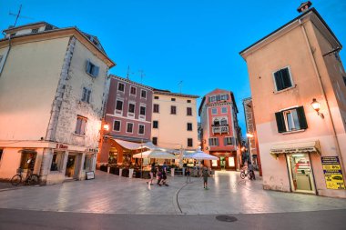 Rovinj, Hırvatistan - 22 Mayıs 2018: Kıyı kasaba, Rovinj, Istria, Hırvatistan. Rovinj - güzel antik kent, yatlar ve Adriyatik Denizi. Cepheler Rovinj, Hırvatistan'ın eski şehirde bina Cororful