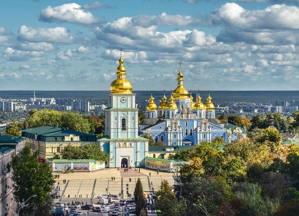 Kiev, Ukrayna - 22 Eylül 2018: Kiev görünümü şehir merkezi ve St. Michael'ın Golden-Domed Manastırı üzerinden Kulesi, Ayasofya, Kiev, Ukrayna