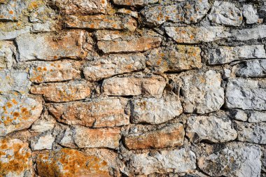 Eski gri ve sarı taş duvar arka plan veya doku. Şablon veya kadar sahte. Ortaçağ taş duvar