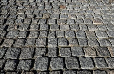 Taş yol kapatın. Eski kaldırım granit. Gri kare kaldırım taşı kaldırım. Kadar sahte veya vintage grunge doku.
