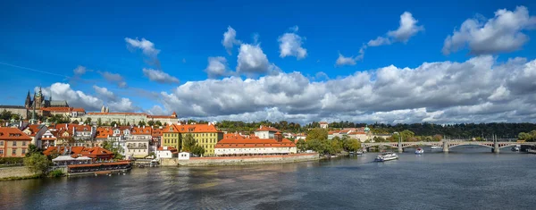 Praga Republika Czeska Października 2017 Jasne Piękne Jesień Widok Wełtawę — Zdjęcie stockowe