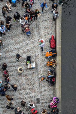 Prag, Çek Cumhuriyeti - 7 Ekim 2017: kalabalık, köprü ve nehir manzarasının en iyi. İnsanlar yürüyen Charles Köprüsü ve Prag Sokak müzisyeni dinlemek.