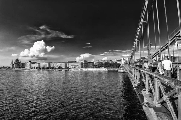 ブダペスト ハンガリー 2018 橋ドナウ川 ブダペスト市内中心部と国会議事堂 ブダペスト ハンガリーからの美しい眺め 黒と白 — ストック写真