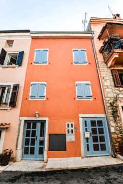 Rovinj, Hırvatistan - 22 Mayıs 2018: Rovinj - güzel bir antik şehir. Cororful cephe Rovinj, Hırvatistan'ın eski şehirde bina parlak