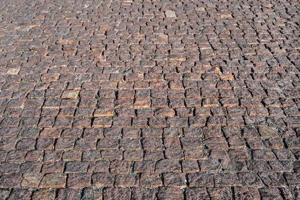石の道で展望をクローズ アップ 花崗岩の古い舗装 茶色の正方形の石畳の歩道 モックアップやビンテージのグランジ テクスチャ — ストック写真