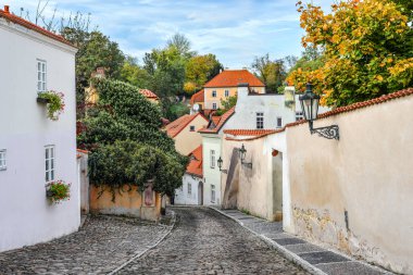 Prague, Çek Cumhuriyeti - 10 Ekim 2017: eski binalar ve asfalt yol Prag şehir merkezinde, Çek Cumhuriyeti