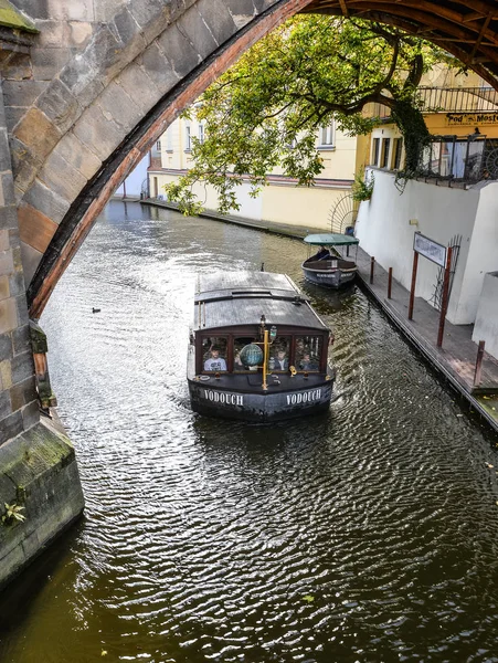 ホテル川と観光ボートでプラハ チェコ共和国のプラハ チェコ共和国 2017 日当たりの良いビュー — ストック写真