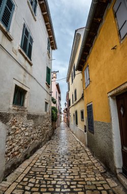 Rovinj, Hırvatistan - 24 Mayıs 2018: güzel dar sokak eski cephe bina ve Rovinj, Hırvatistan kıyı kasabasında taş parke ile