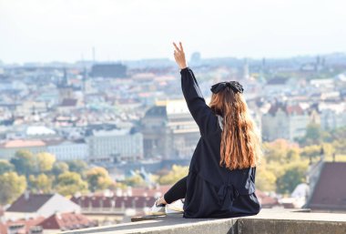 Prag, Çek Cumhuriyeti - 10 Ekim 2017: Güzel kız teşkil etmektedir ve gözlem güverte yakınındaki Prague Castle, Prag Çek Cumhuriyeti Prag eski şehir görünüyor