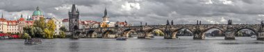 Vltava Nehri, Charles Köprüsü ve Prag Kalesi'ne, Çek Cumhuriyeti Prag, Çek Cumhuriyeti - 10 Ekim 2017: dramatik Panorama sonbahar nehir manzarası. Prag eski şehir. Panorama.