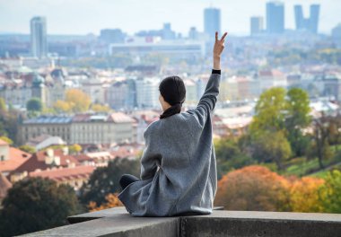 Prag, Çek Cumhuriyeti - 10 Ekim 2017: Güzel kız teşkil etmektedir ve gözlem güverte yakınındaki Prague Castle, Prag Çek Cumhuriyeti Prag eski şehir görünüyor