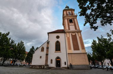 Maribor, Slovenya - 22 Mayıs 2018: Maribor Katedrali, Saint John the Baptist, adanmış bir Roma Katolik Katedrali Maribor şehir yakınındaki Maribor Postane, Slovenya olduğunu