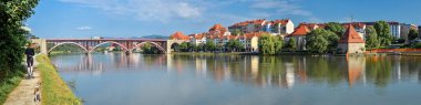 Maribor, Slovenya - 20 Mayıs 2018: Maribor Panorama city, Slovenya. Drava Nehri'ne eski binalar ve dağlar Maribor şehir merkezi.