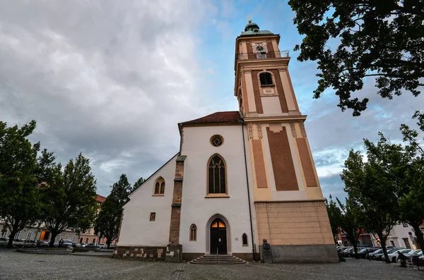 马里博尔 斯洛文尼亚 2018年5月22日 马里博尔大教堂 献身于圣约翰施洗者 是一个罗马天主教大教堂在马里博尔市附近马里博尔邮局 斯洛文尼亚 — 图库照片
