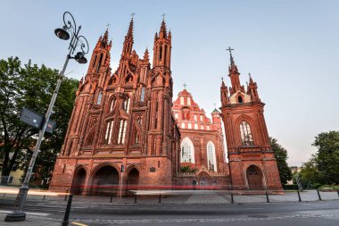 Vilnius, Litvanya - 13 Ağustos 2017: Antik aziz Anne'nin Vilnius, Litvanya kilisede. Vilnius eski şehir Unesco Dünya Mirasları listesine dahil önemli simgesel yapı
