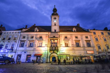 Maribor, Slovenya - 20 Mayıs 2018: Gece görünümü üzerinde eski Belediye Binası Maribor şehir merkezinde, Slovenya