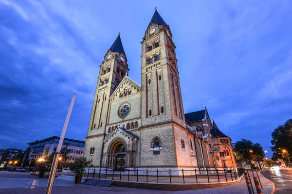 匈牙利尼雷格扎 2018年5月26日 前景是新建喷泉的双高耸的尼雷格伊扎罗马天主教教堂的夜景 — 图库照片