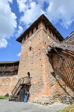 Lutsk, Ukrayna - 8 Ağustos 2017: Tower of Lutsk yüksek Kalesi, olarak da bilinen Lubart Styr nehir, Ukrayna üzerinde yükselen Kalesi.