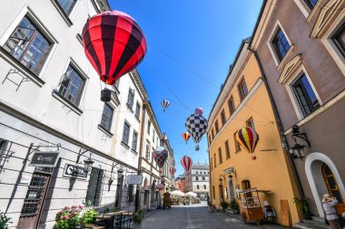 Lublin, Polonya - 10 Ağustos 2017: Mountebanks Carnaval Lublin eski şehirde, Polonya. Güzel ev ve eski parlak binalar, Lublin eski şehir. Brama street, görünümü Cracow kapıya, Lublin.