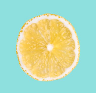 Beyaz bir arka plan üzerinde izole ince limon dilimi. CTRUS dilim yuvarlak. Gıda arka plan. Üstten görünüm.