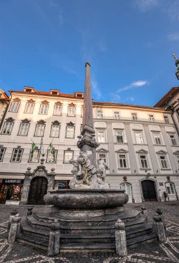 Ljubljana, Slovenya - 22 Mayıs 2018: Ljubljana city, Slovenya, Avrupa'da veba sütunu. Tarihi dini heykel ve Slovenya'da barok sanatın en iyi örneklerinden biri