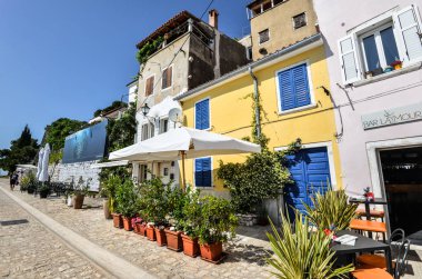 Rovinj, Hırvatistan - 22 Mayıs 2018: Görünüm panjurlar kıyı Rovinj kasaba, Istria, Hırvatistan ile eski ve parlak binalar üzerinde. Rovinj - güzel antik kent Adriyatik Denizi sahili üzerinde.